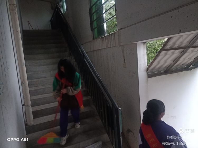 志愿者们又来到教室宿舍清理楼梯口垃圾和灰尘